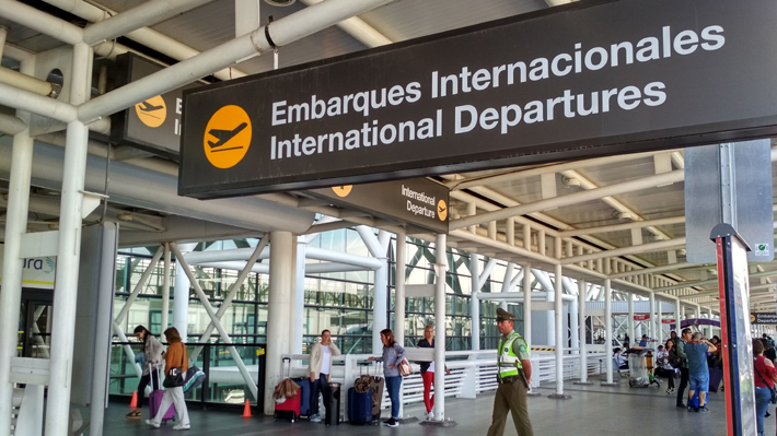 Fuera de Santiago y asegurando la conectividad: Expertos plantean dónde podría construirse el segundo aeropuerto