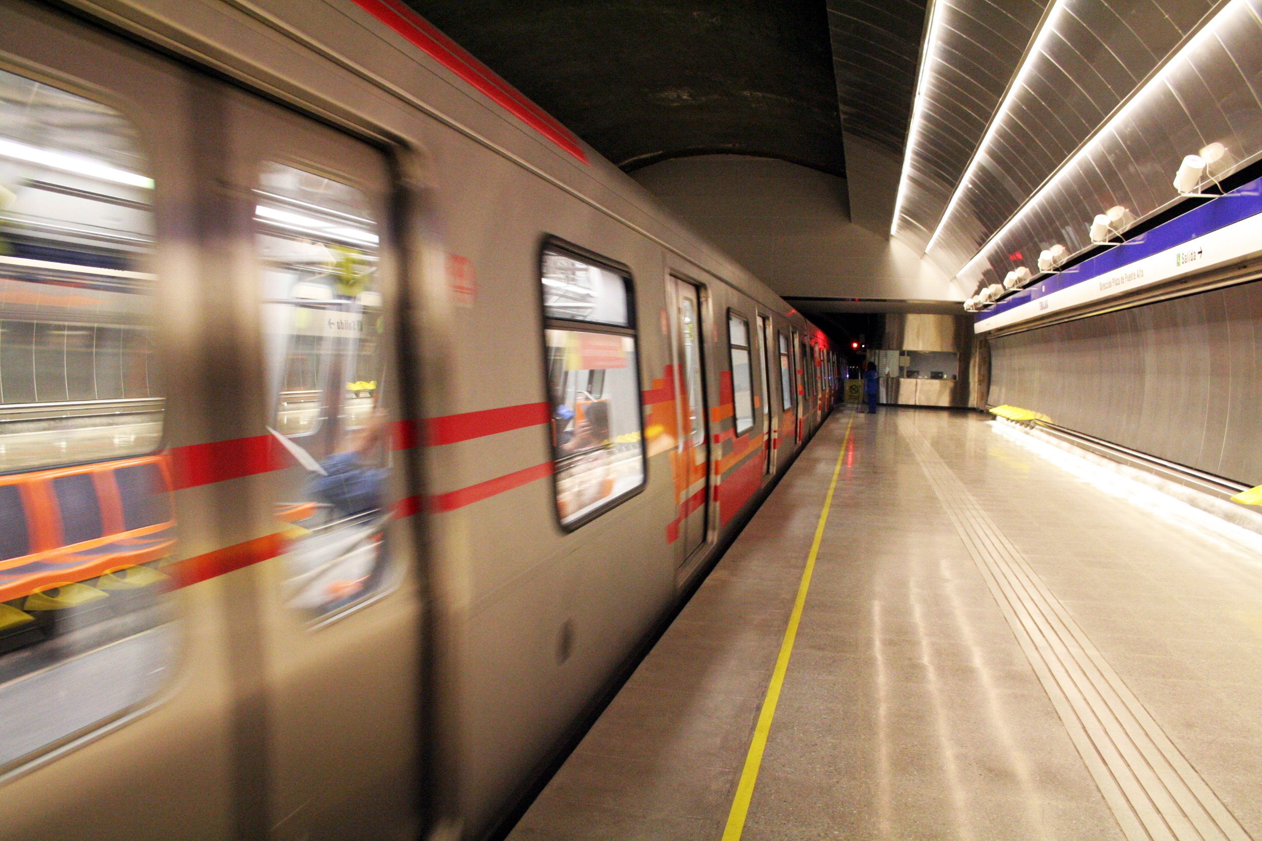 Chilevisión y CNN Chile: Metro de Santiago reabrió estaciones e implementará nuevas medidas de seguridad
