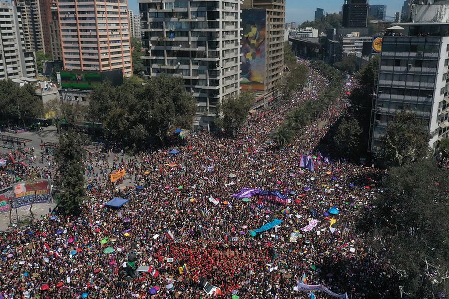 (La Tercera) Marcha 8M: experto estima en 800 mil las mujeres asistentes a movilización