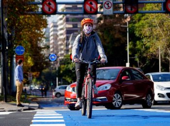 (La Tercera) Las ciudades post cuarentena: ¿Cómo será la nueva movilidad, en auto o en bicicleta?