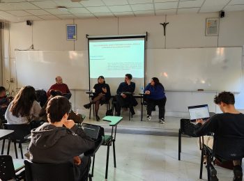 Ex estudiantes del IEUT participan de mesa de conversación en el curso Sociología de las Grandes Ciudades