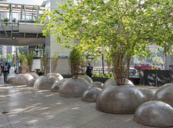 Emol | «Seguridad vs limitación del espacio: el debate por los «bolones» instalados fuera del Costanera Center, comenta Giovanni Vecchio