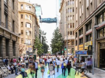 ¿Qué hacer con el Paseo Bandera? Profesor Roberto Moris analiza la situación de este espacio urbano en entrevista con Andrei Sokolov