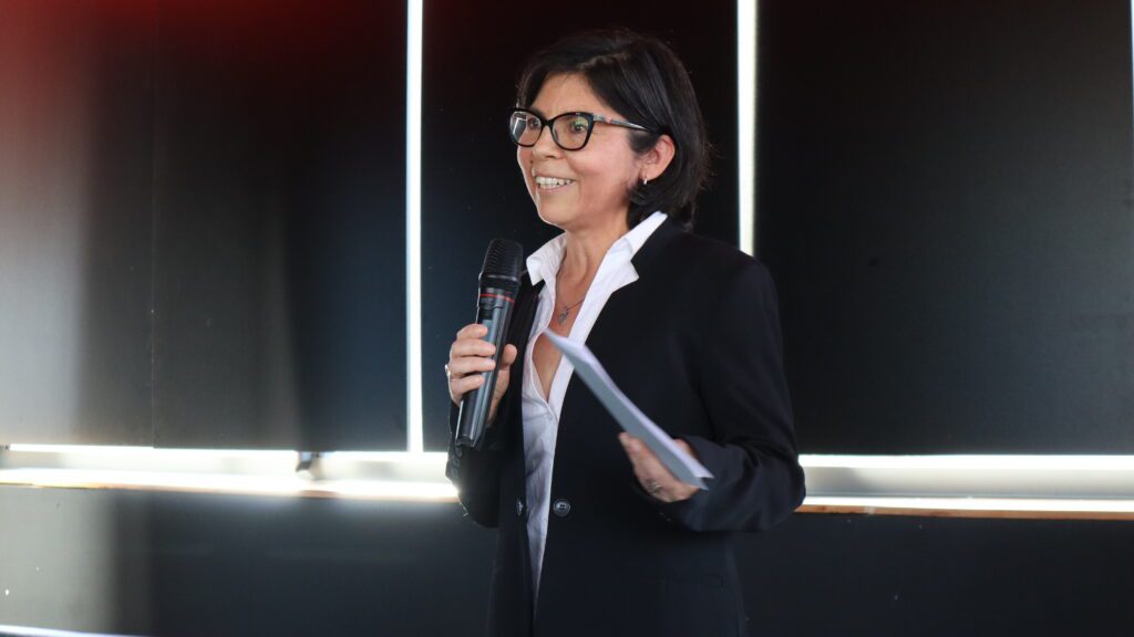 Profesora Isabel Zapata recibe Premio de excelencia en tesis doctoral 2025 en artes y humanidades UC