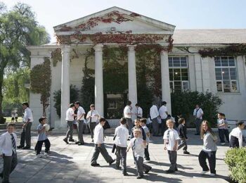 Entre barrios cerrados y colegios exclusivos: María Luisa Méndez y Oscar Contardo descifran la élite chilena