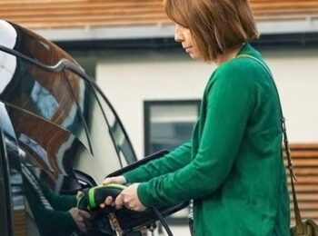 Electromovilidad y género: avances y pendientes / Carolina Rojas Q. en La Tercera