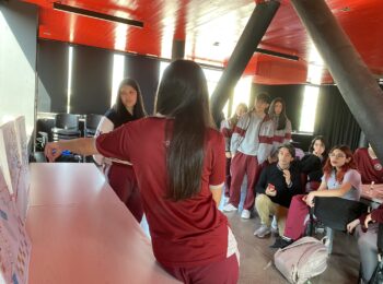 Aprender a mirar la ciudad: IEUT UC fortalece su vínculo con comunidades escolares